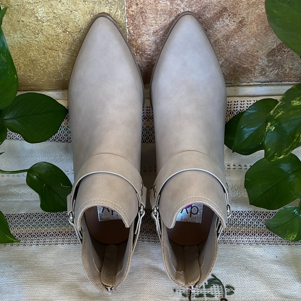 DV Dolce Vita Women’s Kramer Buckle Harness Cut-Out Taupe Ankle Heel Boots, 8.5 - Picture 9 of 17